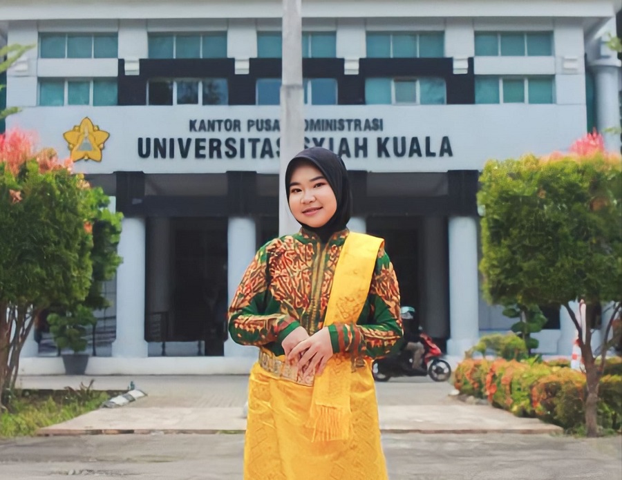 Siti Fathimah mahasiswa Arsitektur ITN Malang memakai pakaian adat Aceh saat menari Tari Ratoh Jaroe